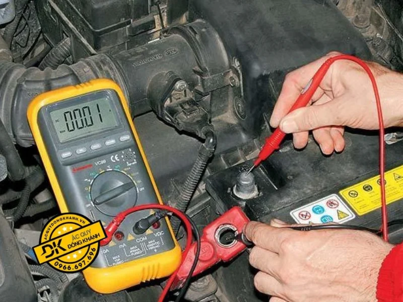 Cách kiểm tra bình ắc quy xe ô tô bằng vôn kế