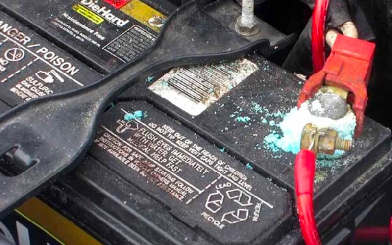 bình ắc quy bị phù, rò rỉ