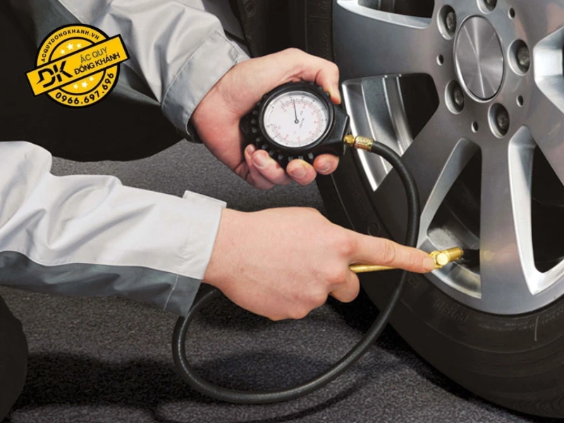 kiểm tra áp suất lốp thường xuyên
