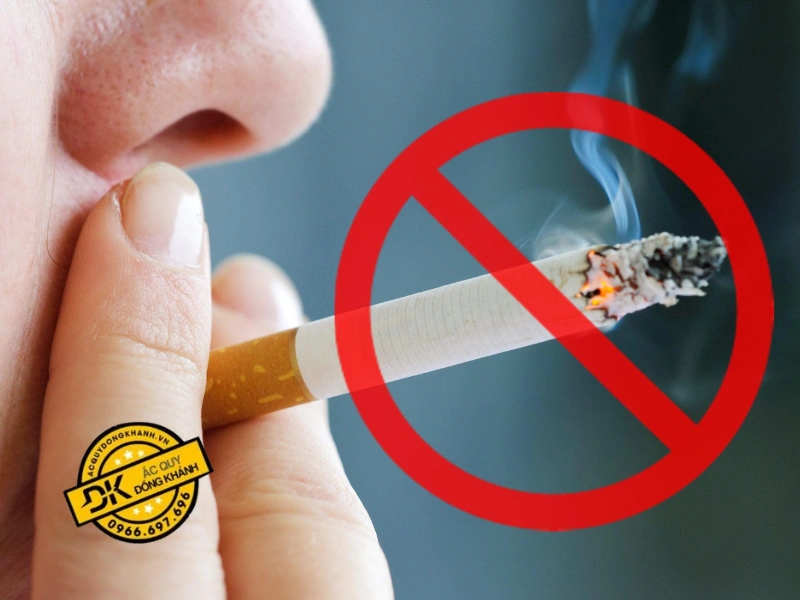 Tuyệt đối không hút thuốc khi câu bình ắc quy