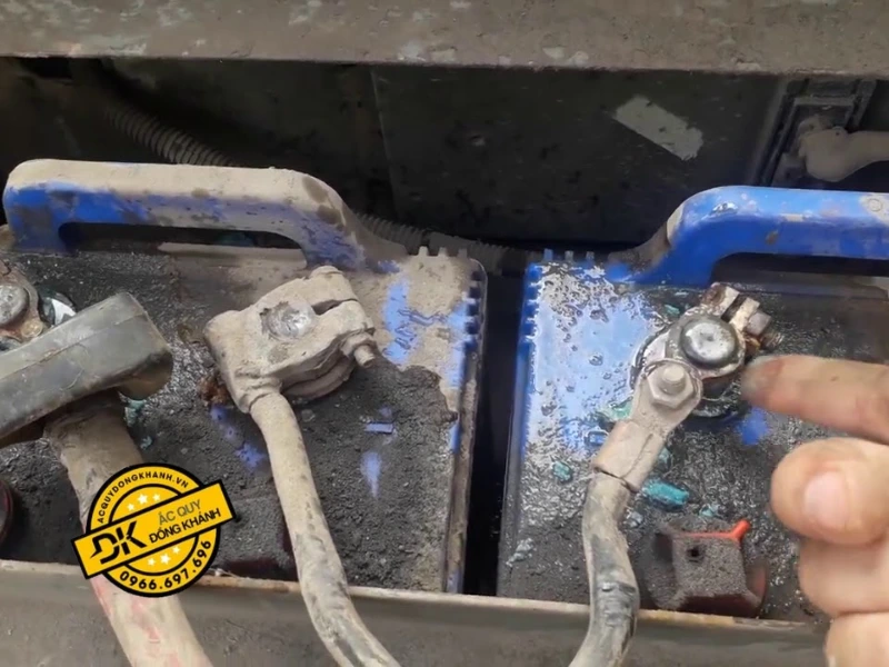 Cọc ắc quy có hiện tượng bị oxi hóa