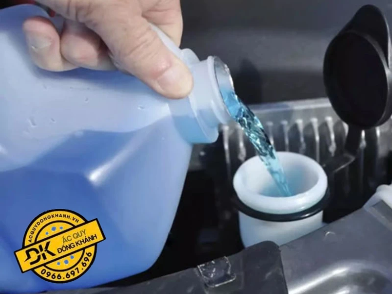 Hướng dẫn chi tiết cách châm nước bình ắc quy đúng cách