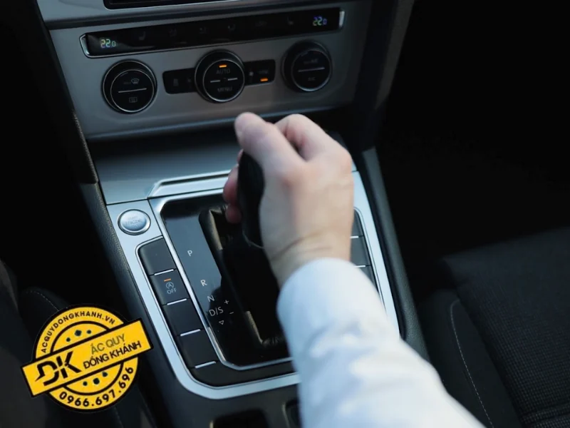 Hiện tượng xe bị giật khi vào số là gì?