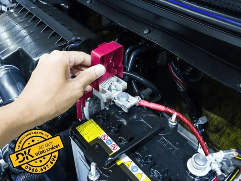 Các yếu tố ảnh hưởng đến điện áp ắc quy bình ô tô