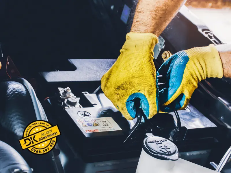 Thay ắc quy giúp kéo dài tuổi thọ của xe