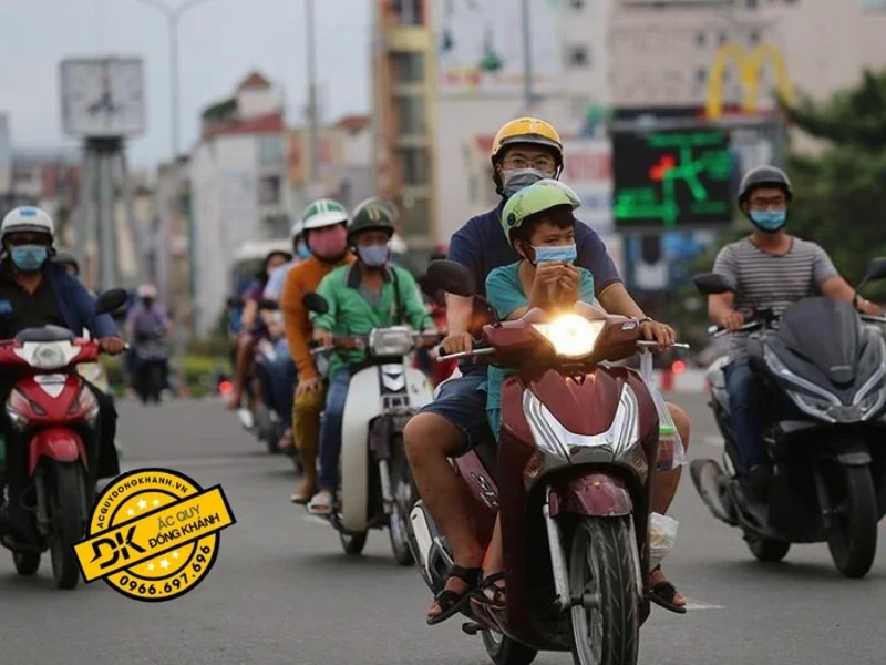 Lưu ý nên tắt đèn xe khi không sử dụng để tránh ắc quy bị xả điện