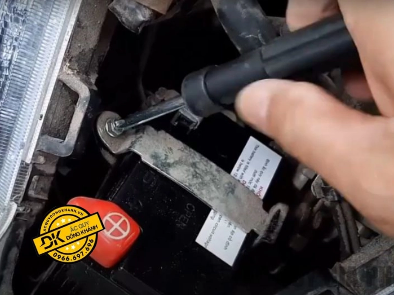 Hướng dẫn cách tháo bình ắc quy xe Lead tại nhà