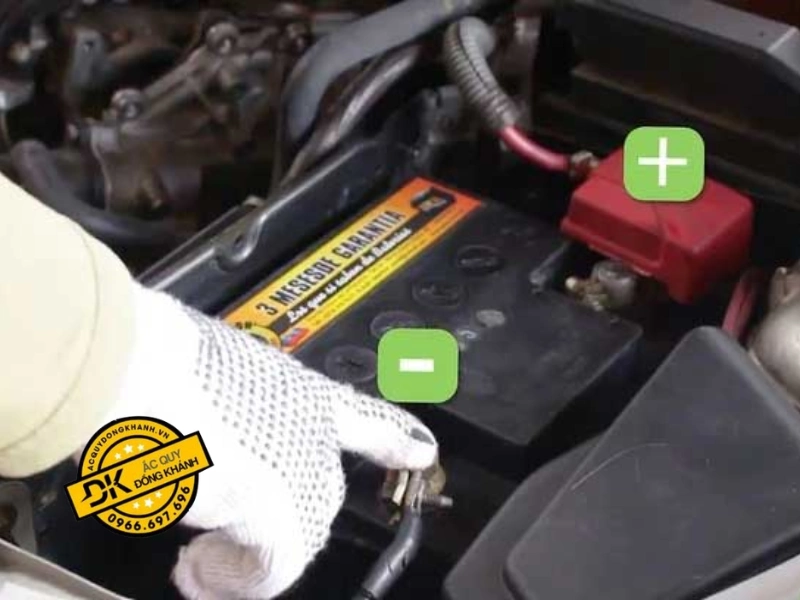 Nên sử dụng găng tay cách điện khi thực hiện