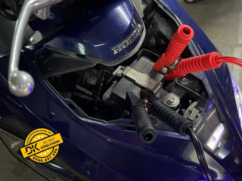 Cần chuẩn bị đủ dụng cụ cần thiết khi thực hiện câu bình ắc quy xe máy