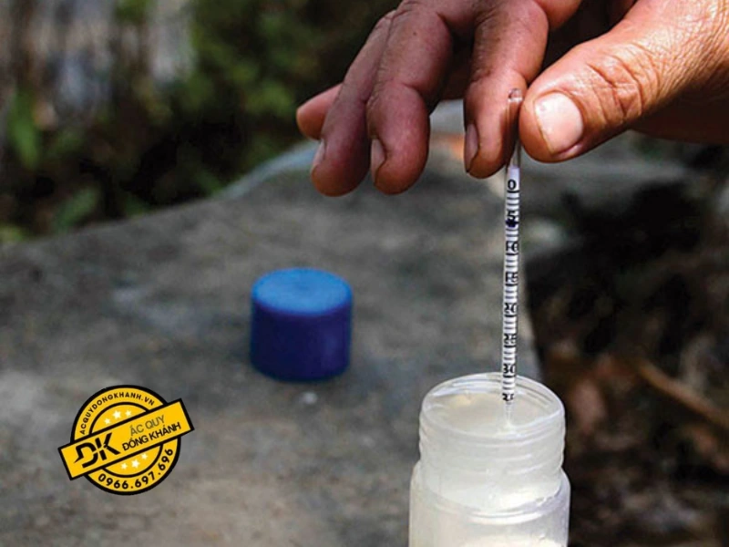 Duy trì nồng độ axit trong bình ắc quy giúp kéo dài tuổi thọ của ắc quy