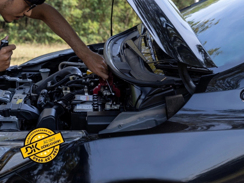 Những dấu hiệu cảnh báo khi ắc quy xe yếu hoặc hư hỏng