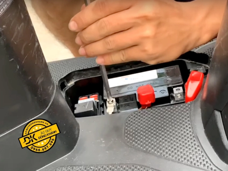 Hướng dẫn chi tiết cách tháo bình ắc quy xe Vario tại nhà