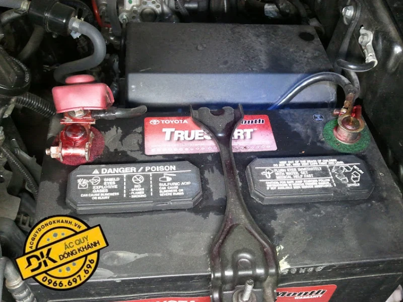 Dấu hiệu nhận biết bình ắc quy bị chảy nước