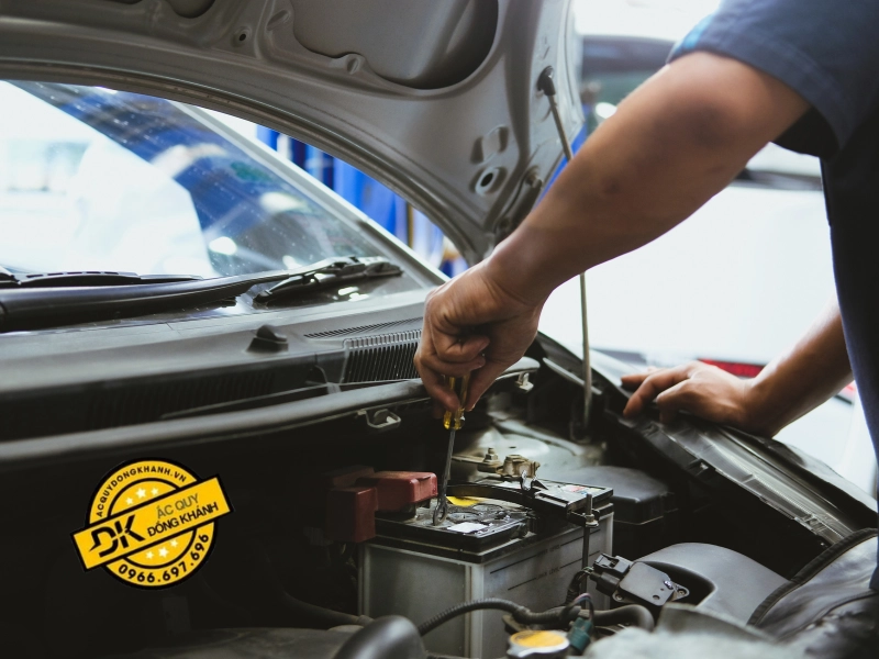 Đèn xe yếu là một trong những dấu hiệu thường gặp khi ắc quy hư hỏng