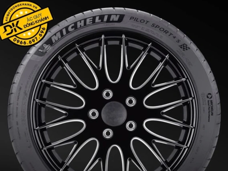 Đặc tính của lốp ô tô Michelin 225/40ZR19 93Y Pilot Sport 4 ZP