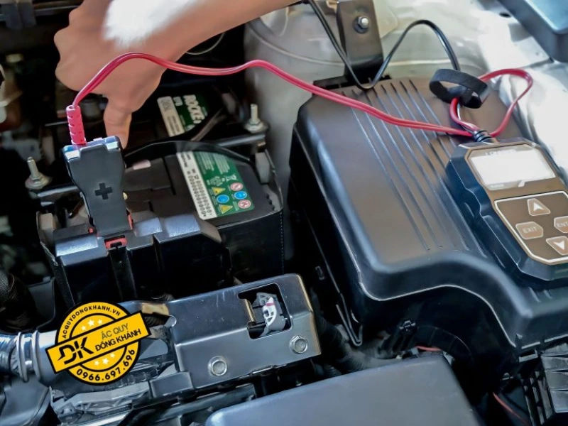 Cần ngắt điện khi ắc quy được sạc đầy