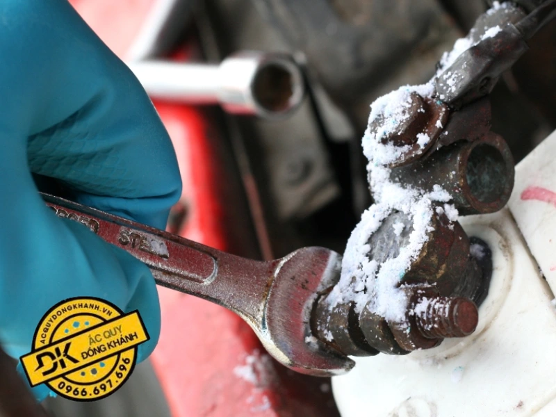 Cần đeo găng tay khi xử lý cọc bình ắc quy