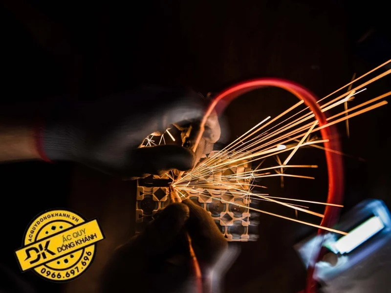 Có Nên Hàn Cọc Bình Ắc Quy Không? Những Rủi Ro Cần Biết