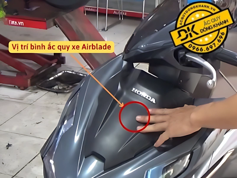 bình ắc quy của xe airblade 125 thường nằm ở phần đầu xe