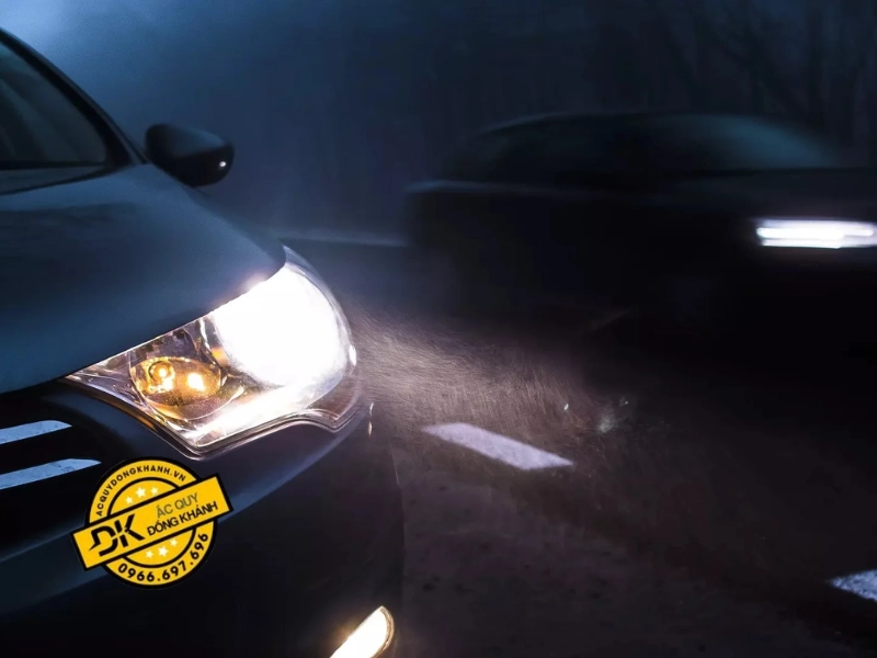Đèn xe mờ là một trong những dấu hiệu dễ nhận biết khi ắc quy bị sụt áp