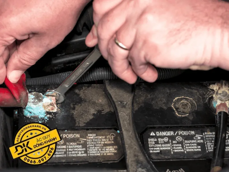 Cọc Bình Ắc Quy Bị Oxi Hóa: Nguyên Nhân, Tác Hại Và Hướng Dẫn Xử Lý Hiệu Quả