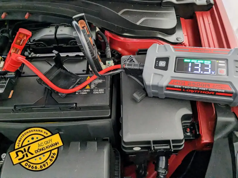 Cách nổ máy khi xe hết bình bằng bộ kích điện di động