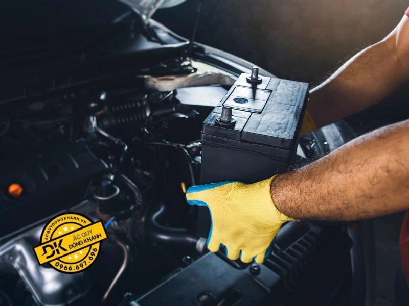 Cần mang găng tay bảo hộ khi thay ắc quy