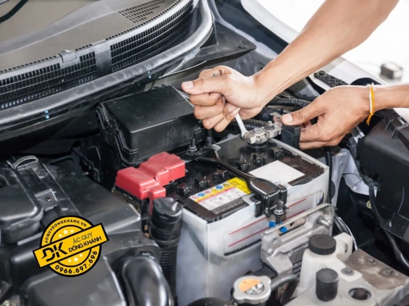 Nên tháo ắc quy khỏi xe khi không sử dụng