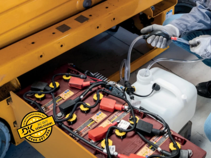 Cần thực hiện các biện pháp an toàn khi châm axit bình ắc quy