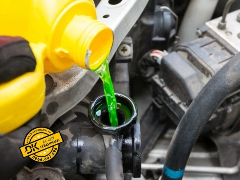 Nên châm nước định kỳ nếu sử dụng ắc quy nước