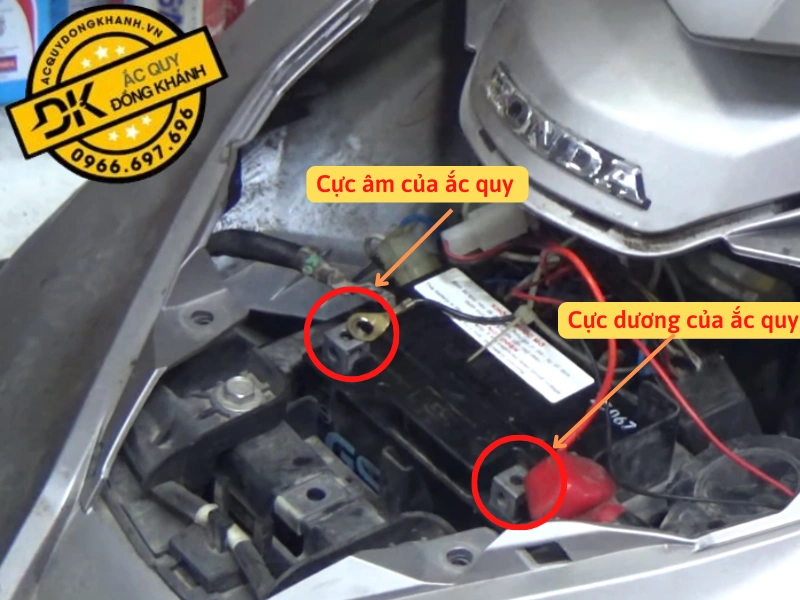 vị trí cực âm và cực dương của ắc quy xe airblade 