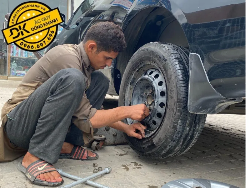  Hạ xe xuống và kiểm tra ốc vít