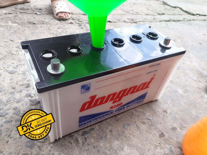 Tham khảo quy trình chuẩn khi thực hiện châm nước axit vào bình ắc quy