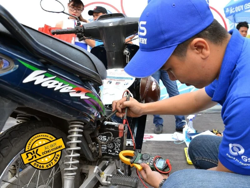 Nên kiểm tra và vệ sinh ắc quy thường xuyên sẽ giúp kéo dài tuổi thọ của ắc quy