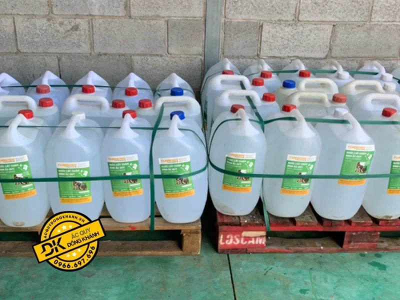 Sử dụng nước cất khi châm nước bình ắc quy