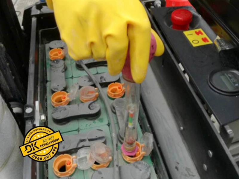 Sử dụng tỷ trọng kế để tìm ra nguyên nhân nồng độ axit tăng giảm bất thường