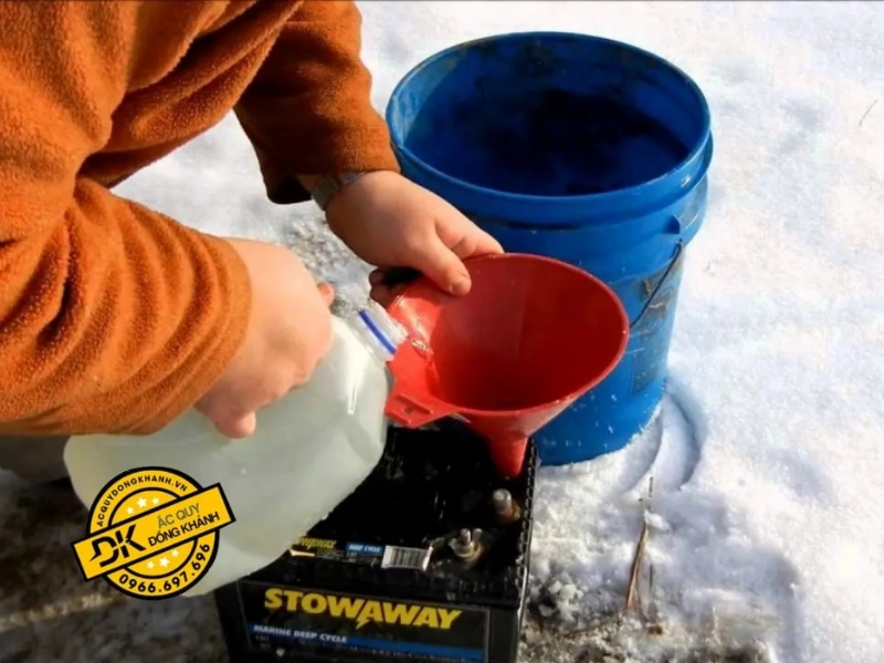 Axit Châm Bình Ắc Quy: Loại Nào Tốt, Cách Pha & Châm An Toàn