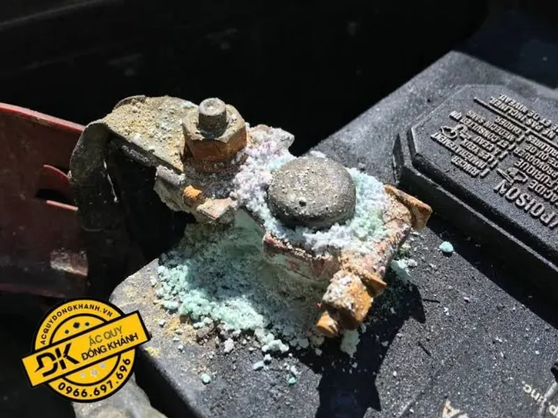 Tìm hiểu về hiện tượng cọc bình ắc quy bị oxi hóa