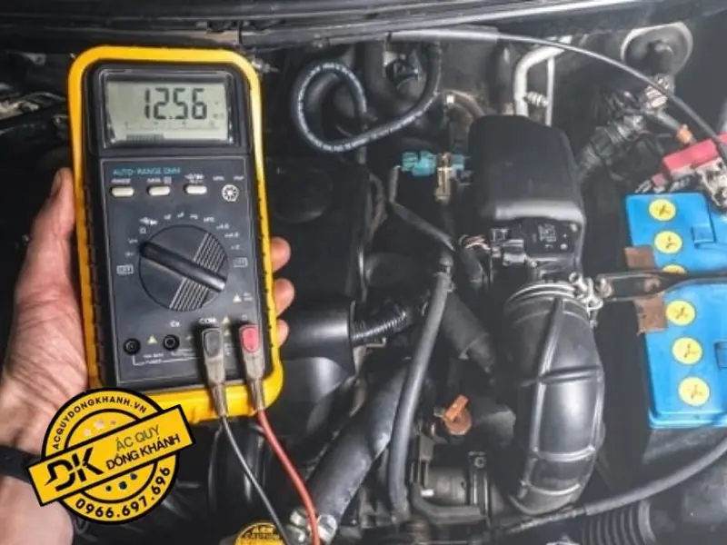 Chuẩn bị đầy đủ dụng cụ khi đo điện áp ắc quy