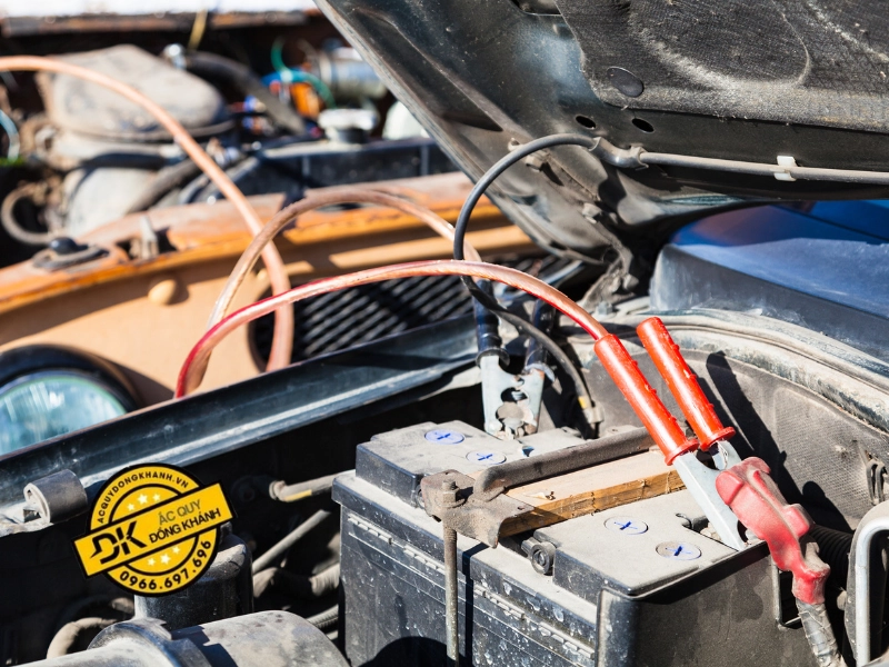 Xe khó khởi động hoặc chết máy là dấu hiệu nhận biết đầu tiên khi ắc quy yếu
