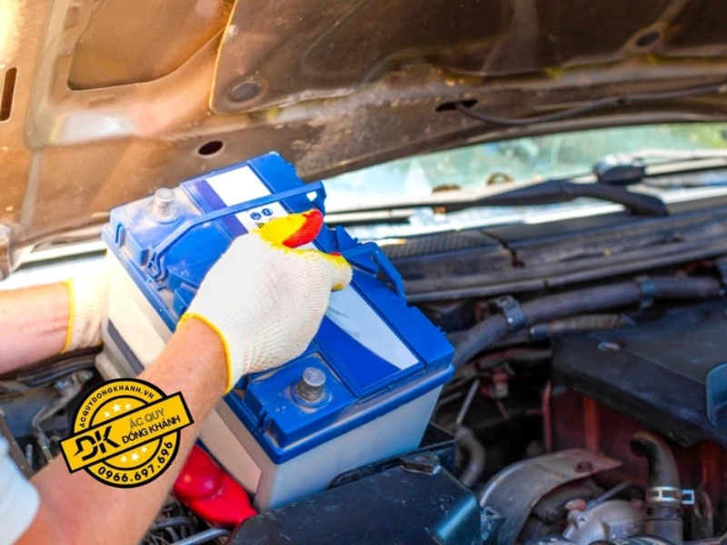 Luôn sử dụng găng tay bảo hộ khi thực hiện tháo lắp ắc quy