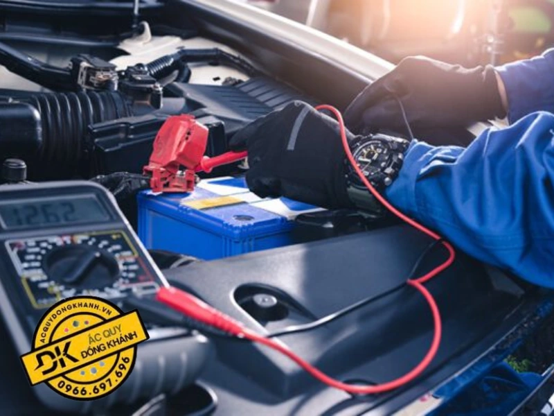 Kiểm tra ắc quy định kỳ giúp phát hiện sớm các dấu hiệu