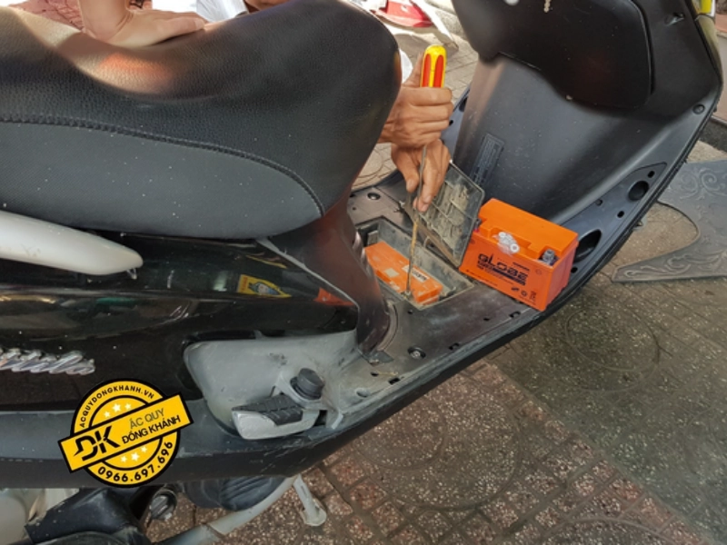 Hướng dẫn cách tháo bình ắc quy xe Attila Elizabeth an toàn 