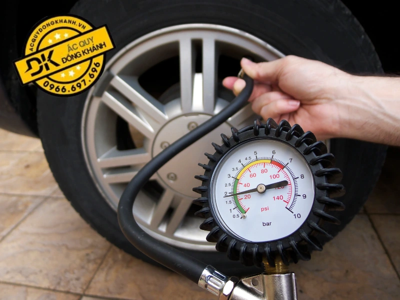 nên kiểm tra áp suất lốp xe thường xuyên