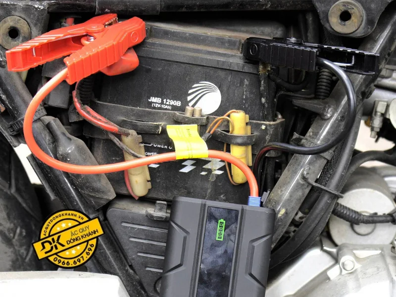 Các bước thực hiện câu bình ắc quy xe máy an toàn, hiệu quả