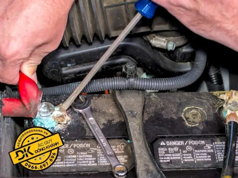 Cách khắc phục ắc quy nhanh hết điện