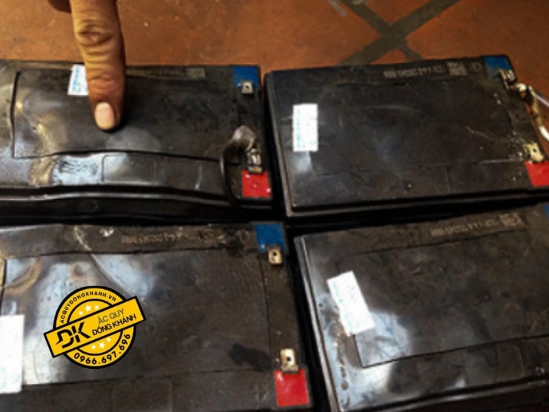 Ắc quy phồng, rộp là một trong các dấu hiệu cần phải thay ắc quy gấp