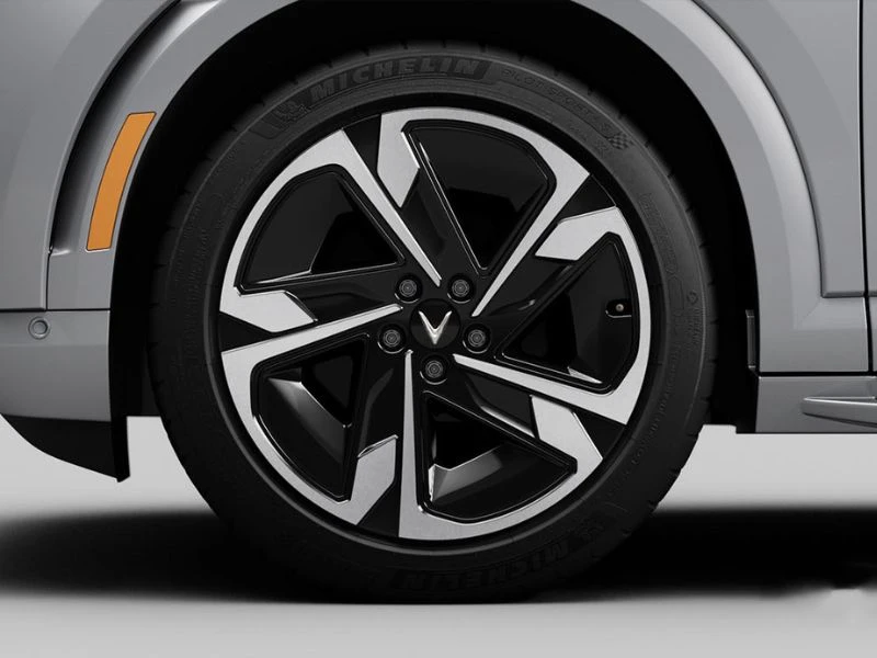 #1 Xe Vinfast VF9 Độ Lốp 235/45R18 Của Hãng Pirelli P Zero