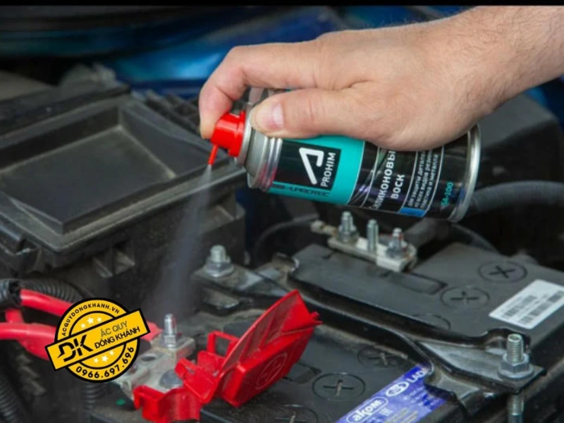 Vệ sinh các cực ắc quy giúp tăng tiếp xúc điện