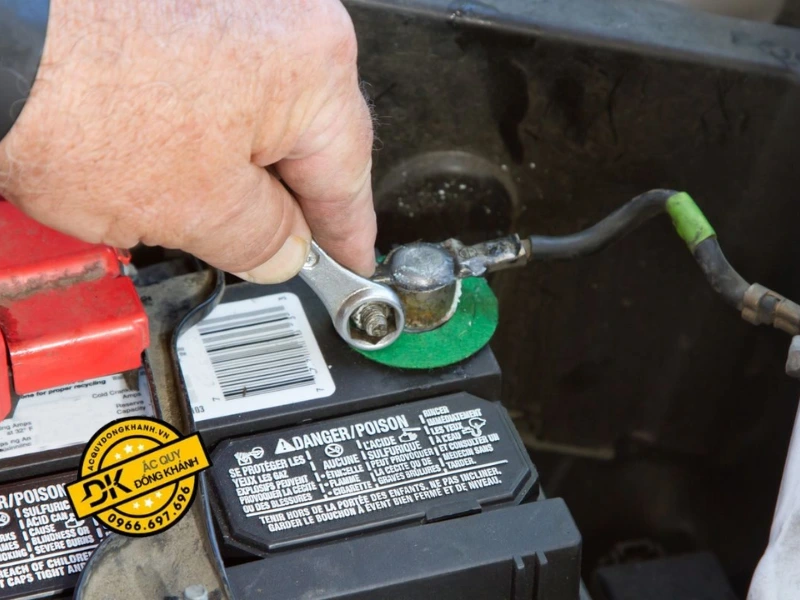 Cách Tháo Cọc Bình Ắc Quy An Toàn & Chi Tiết (A-Z) Cho Mọi Loại Bình